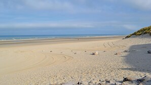 A wide sandy beach with gentle waves and a clear sky. - Awesome home in Gouy Saint Andre with WiFi (Gouy Saint Andre)