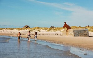 بالقرب من الشاطئ