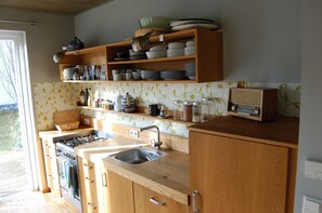 KĂŒhlschrank, Ofen, GeschirrspĂŒler, Wasserkocher mit Kaffee-/Teezubehör