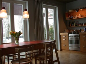 Fridge, oven, dishwasher, coffee/tea maker