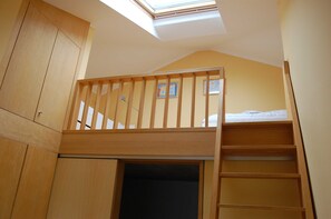 3 bedrooms, desk, travel cot, WiFi