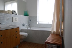 Douche, sèche-cheveux, serviettes fournies