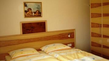 3 bedrooms, in-room safe, WiFi, bed sheets