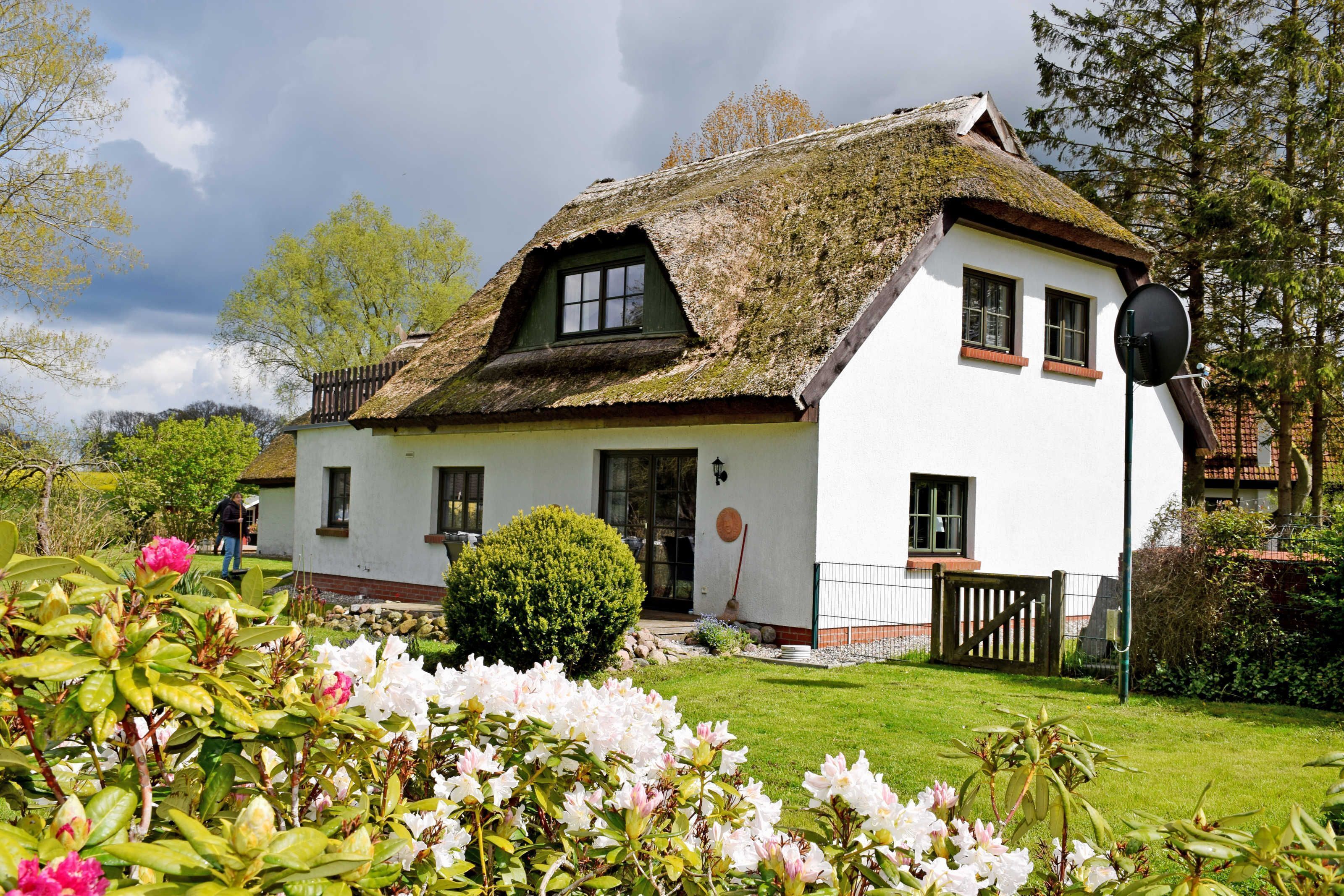 Ferienhaus und -wohnung unterm Reetdach in Woorke