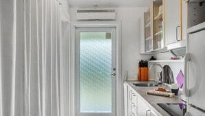 Kaffetrakter/tekoker, kjøleskap, mikrobølgeovn og kokeplater