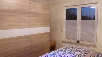 2 bedrooms, desk, iron/ironing board, WiFi