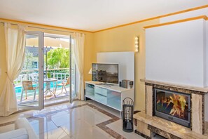 Televisión, chimenea