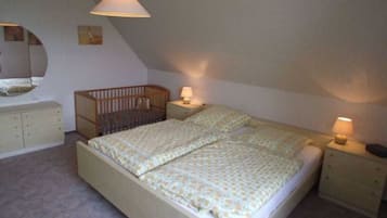 2 chambres, bureau, lit parapluie, draps fournis