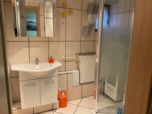 Shower, towels