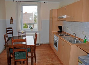 Kühlschrank, Mikrowelle, Ofen, Hochstuhl