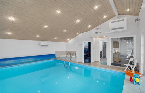 Una piscina cubierta
