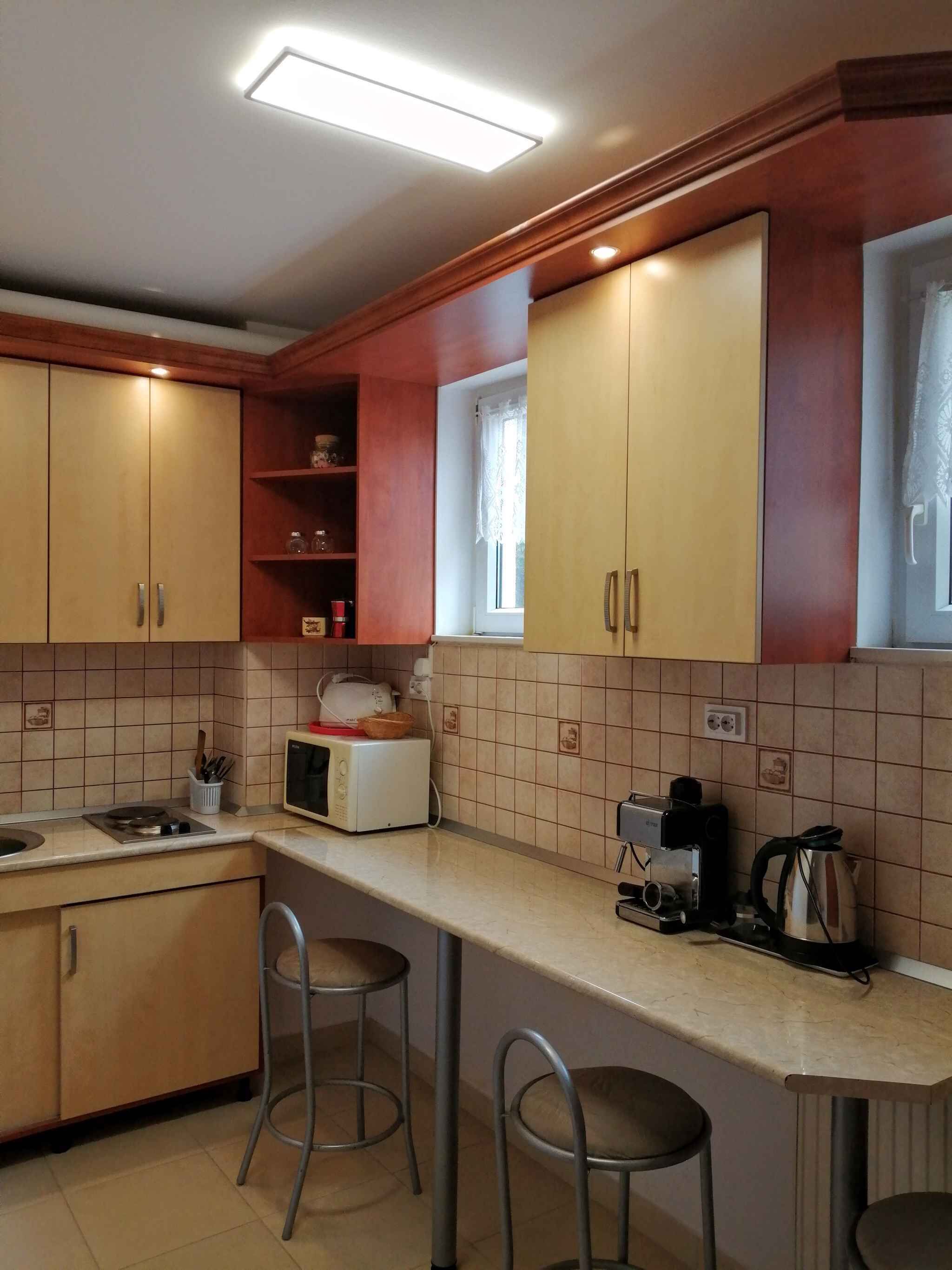 Coffee/tea maker, fridge, microwave, stovetop