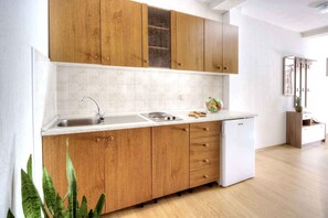 Kühlschrank, Herdplatte, Wasserkocher mit Kaffee-/Teezubehör