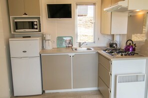 Kühlschrank, Mikrowelle, Wasserkocher mit Kaffee-/Teezubehör