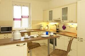 Refrigerador, microondas, horno y lavavajillas 