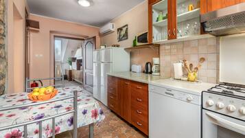 Fridge, stovetop, dishwasher, coffee/tea maker