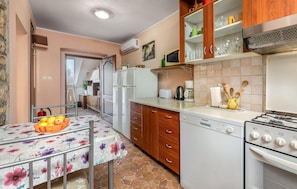 Réfrigérateur, micro-ondes, plaque de cuisson, lave-vaisselle