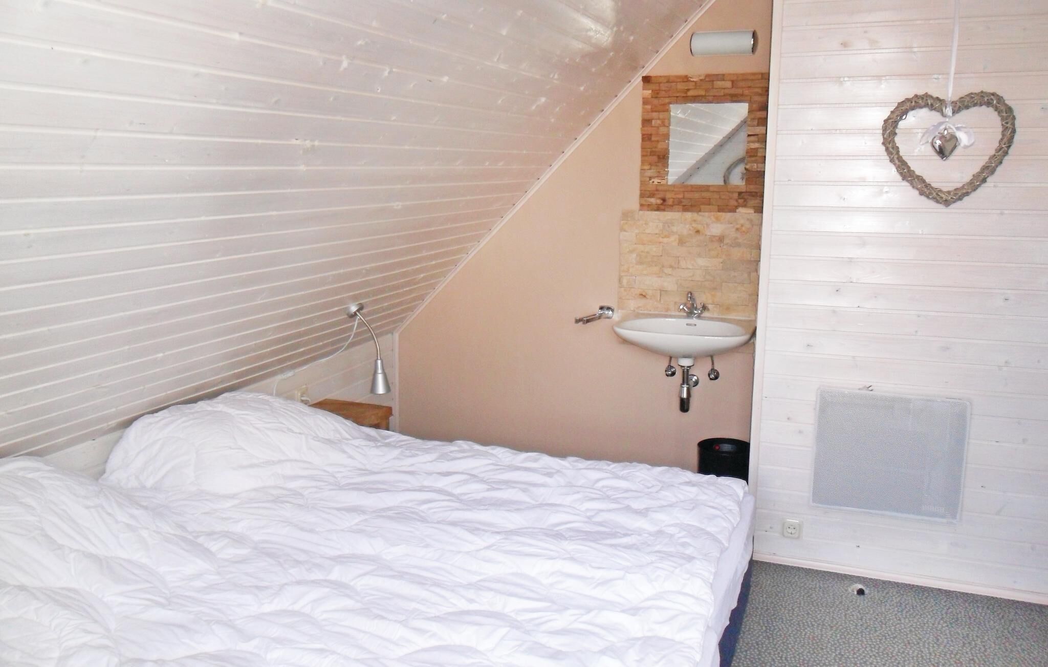 3 bedrooms, travel crib