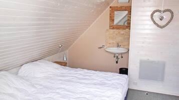 3 bedrooms, travel crib