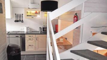 Kühlschrank, Mikrowelle, Herdplatte, Geschirrspüler