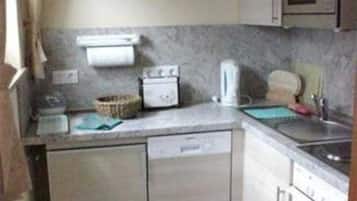 Kühlschrank, Mikrowelle, Ofen, Geschirrspüler