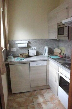 Kjøleskap, mikrobølgeovn, ovn og oppvaskmaskin