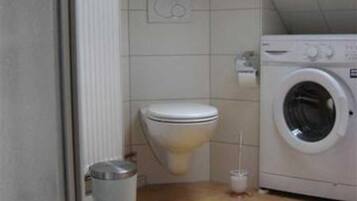 Haartrockner, Handtücher, Seife, Toilettenpapier