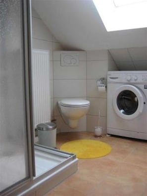 SĂšche-cheveux, serviettes fournies, savon, papier toilette