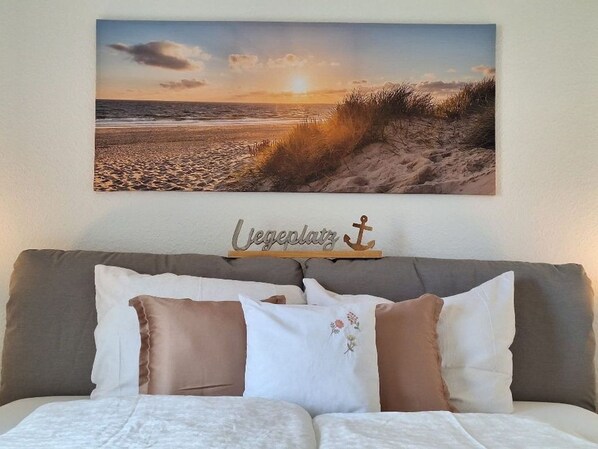 2 bedrooms, desk, WiFi