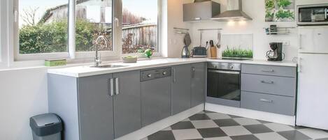 Réfrigérateur, plaque de cuisson, lave-vaisselle, cafetière/bouilloire