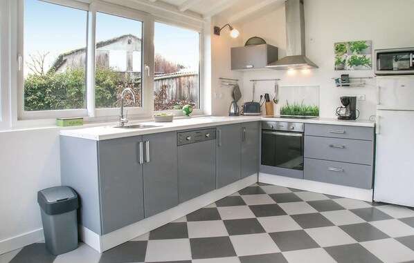 Réfrigérateur, micro-ondes, plaque de cuisson, lave-vaisselle