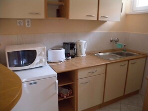 Een koelkast, een microgolfoven, een kookplaat