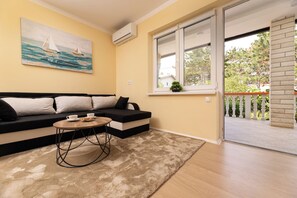 TV - Holiday apartment with terrace (Šilo)