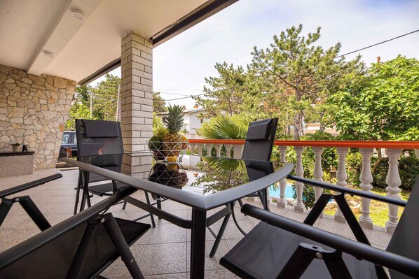 Outdoor dining - Holiday apartment with terrace (Šilo)