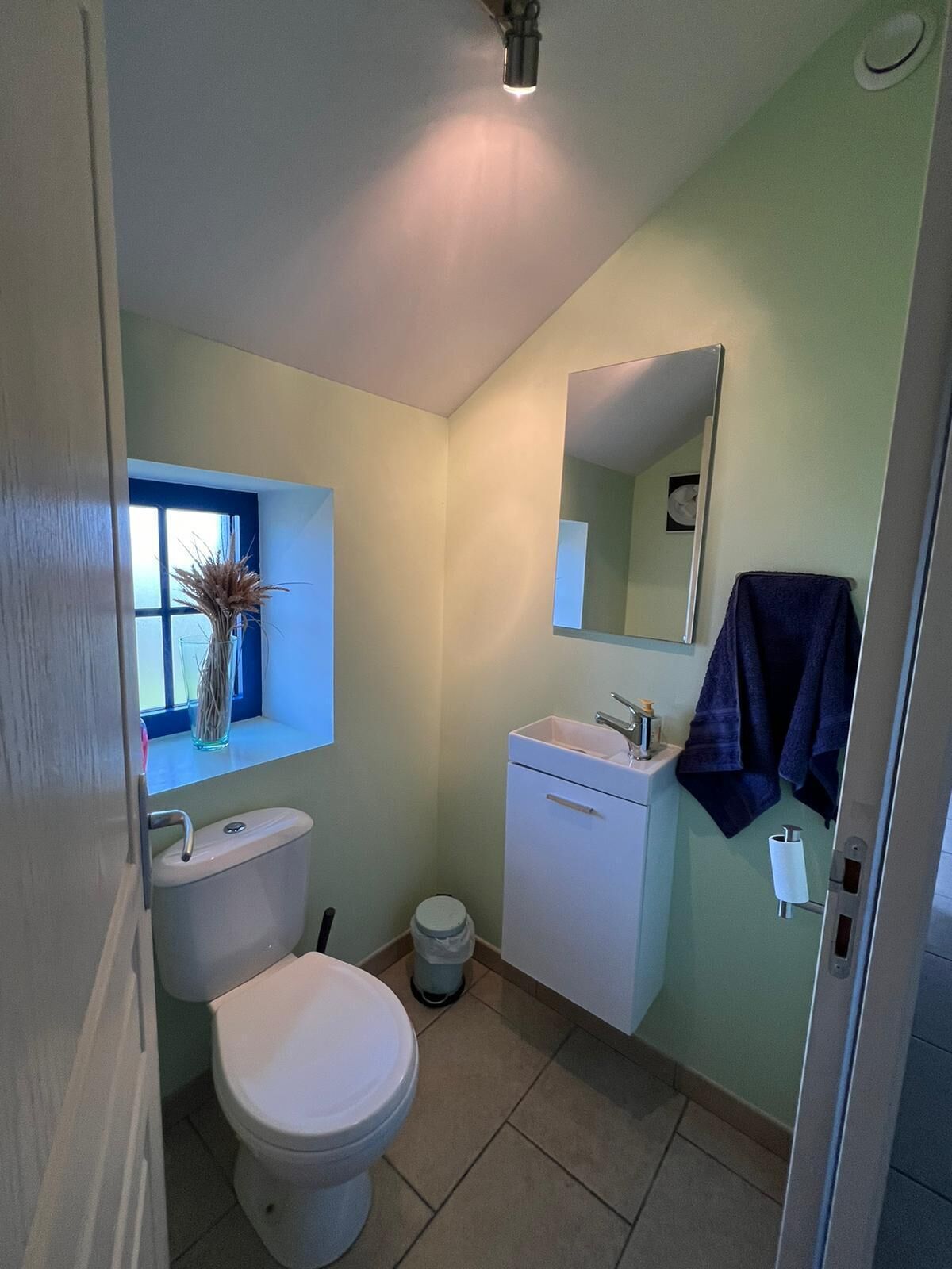 Un bagno piccolo con il water, un lavandino e una finestra.