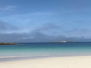 Una playa cerca, sillas reclinables de playa