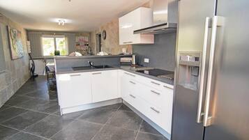 Een koelkast, een kookplaat, een vaatwasser