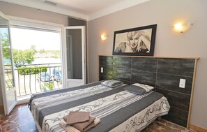 4 bedrooms, travel crib, free WiFi, bed sheets - Nice home in Le Grau d'Agde (Le Grau d'Agde)