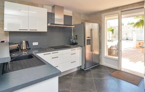 Fridge, stovetop, dishwasher, coffee/tea maker - Nice home in Le Grau d'Agde (Le Grau d'Agde)