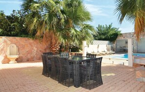 Outdoor dining - Nice home in Le Grau d'Agde (Le Grau d'Agde)