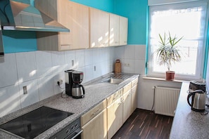 Kühlschrank, Mikrowelle, Ofen, Geschirrspüler
