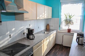 Een koelkast, een microgolfoven, een oven, een vaatwasser