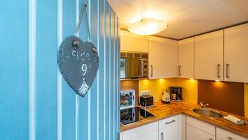 Een koelkast, een magnetron, een vaatwasser