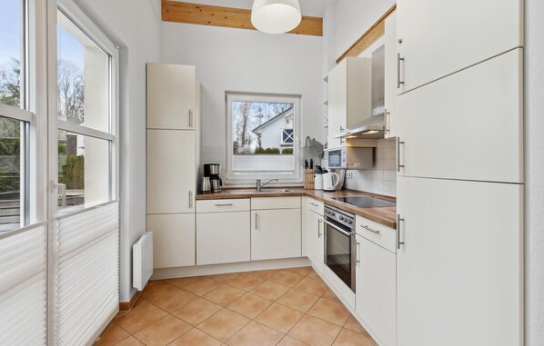 Kühlschrank, Mikrowelle, Herdplatte, Geschirrspüler