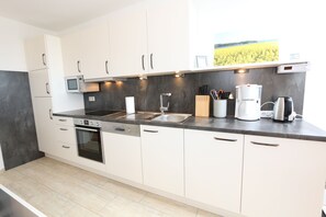 Kühlschrank, Mikrowelle, Ofen, Geschirrspüler