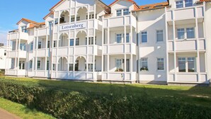 A white building with balconies and a sign that reads "Lotenberg". - F: SEEMANN Apartment Whg. C14 with balcony - SEEMANN Apartment Whg. C14 with balcony - SEEMANN Apartment Whg. (Thiessow)