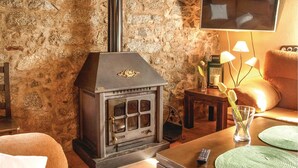 TV, fireplace - Stunning home in Villanueva del Duque (Villanueva del Duque)