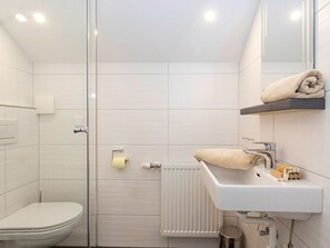 Douche, séchoir à cheveux, serviettes fournies