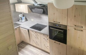 Kühlschrank, Mikrowelle, Herdplatte, Geschirrspüler
