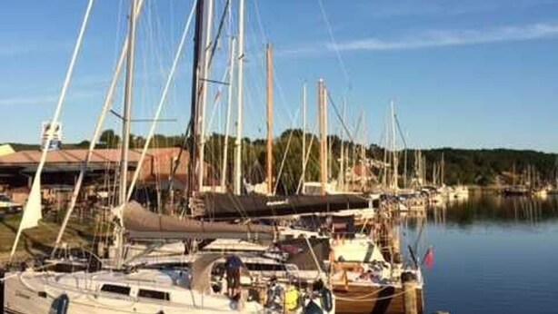 Uma marina com vários barcos à vela atracados.